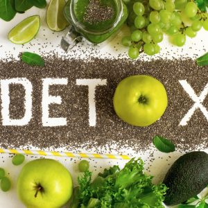 Detox mit grünen, natürlichen Lebensmitteln
